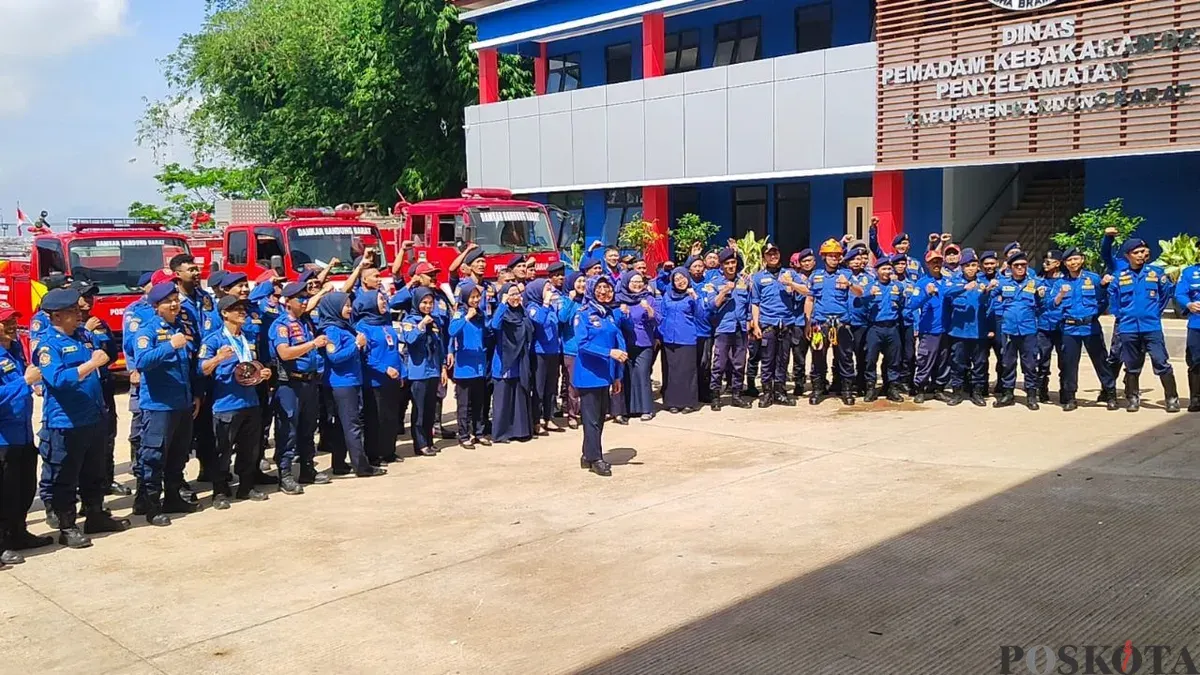 Petugas Damkar Bandung Barat melaksanakan apel siaga rutin di kantor Damkar KBB, Kotabaru Parahyangan, Kecamatan Padalarang. (Sumber: Poskota/Gatot Poedji Utomo)