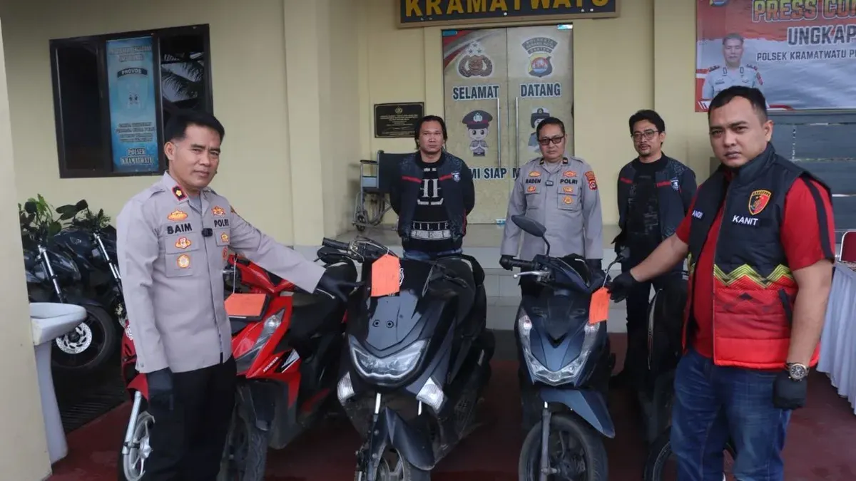 Kapolsek Kramatwatu Kompol Bai Makmun bersama barang bukti hasil kejahatan. (Sumber: Dok. Humas Polresta Serang)