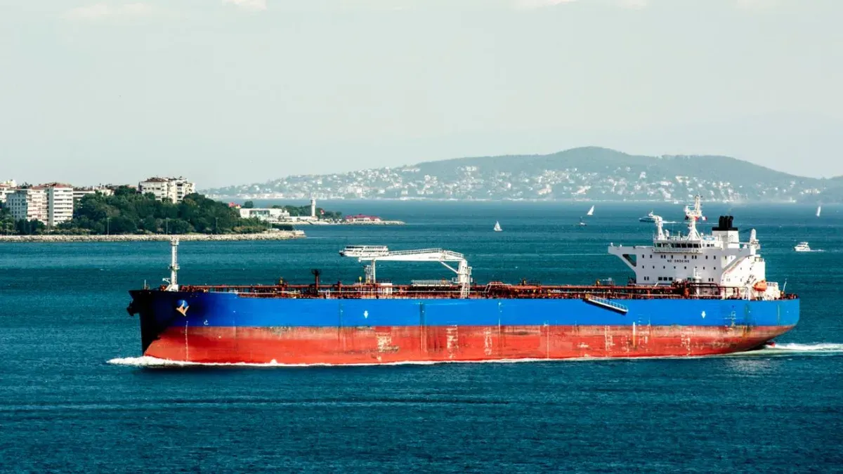 Ilustrasi, kapal tanker pengangkut minyak bumi. (Sumber: freepik)