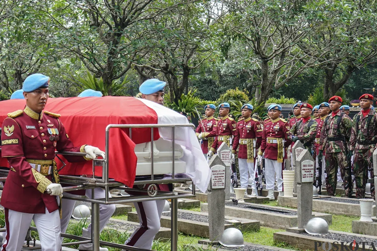 Presiden Prabowo Subianto memimpin upacara pemakaman Wakil Presiden ke-6 RI, Try Sutrisno, di Taman Makam Pahlawan Kalibata, Senin, Maret 2026. (Sumber: Poskota/Bilal Nugraha Ginanjar)