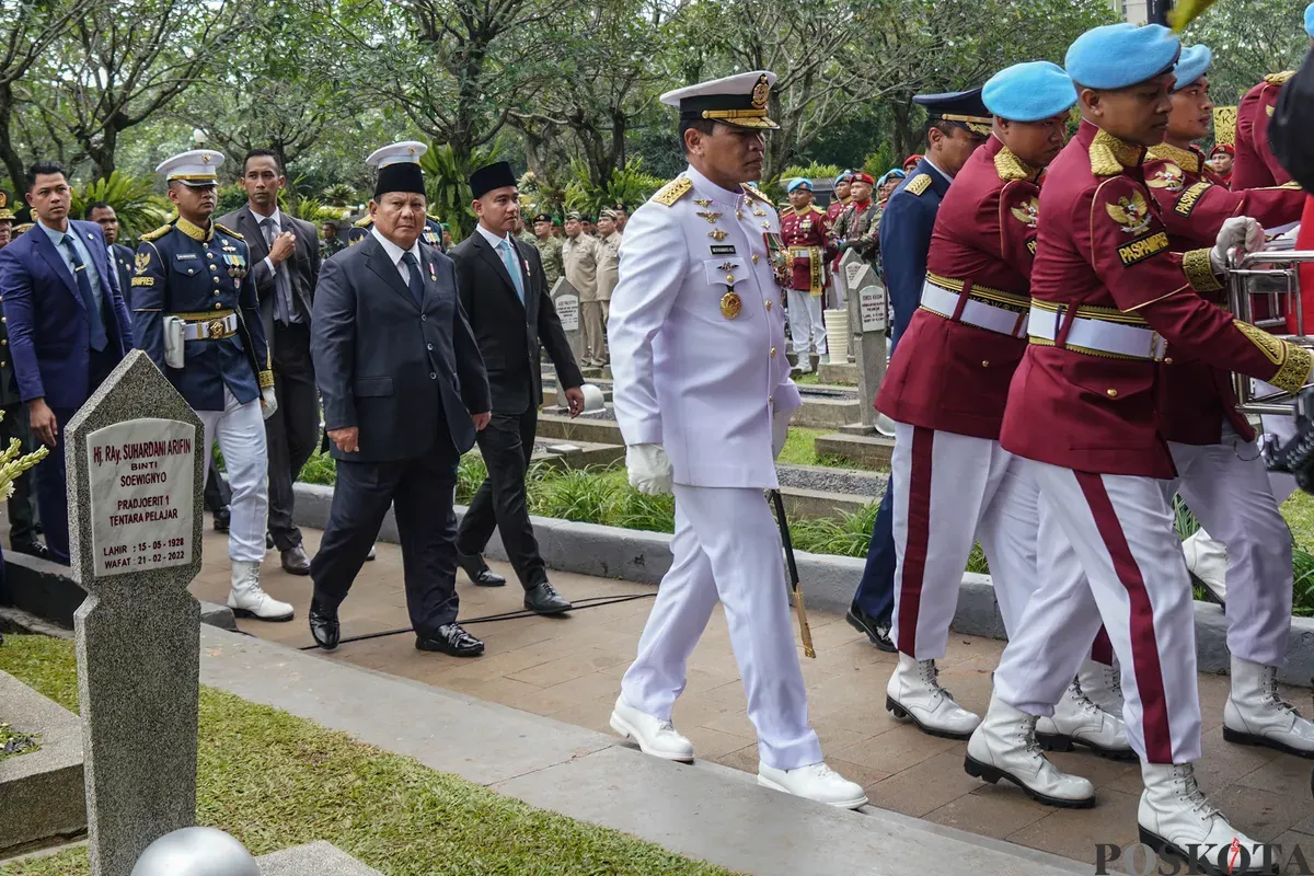 Presiden Prabowo Subianto memimpin upacara pemakaman Wakil Presiden ke-6 RI, Try Sutrisno, di Taman Makam Pahlawan Kalibata, Senin, Maret 2026. (Sumber: Poskota/Bilal Nugraha Ginanjar)