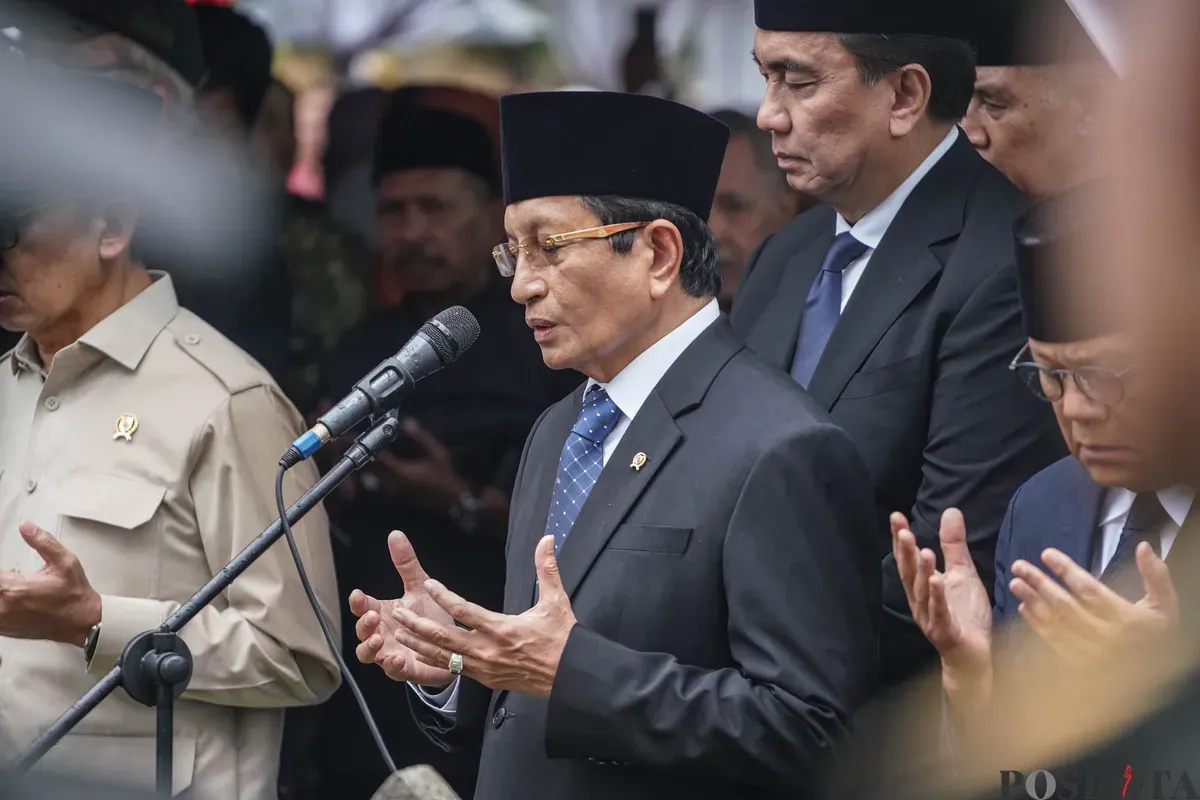 Presiden Prabowo Subianto memimpin upacara pemakaman Wakil Presiden ke-6 RI, Try Sutrisno, di Taman Makam Pahlawan Kalibata, Senin, Maret 2026. (Sumber: Poskota/Bilal Nugraha Ginanjar)