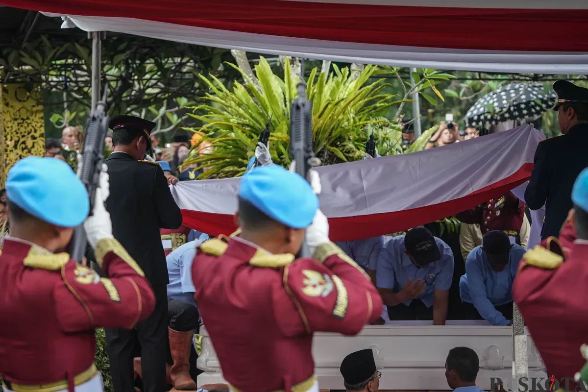 Presiden Prabowo Subianto memimpin upacara pemakaman Wakil Presiden ke-6 RI, Try Sutrisno, di Taman Makam Pahlawan Kalibata, Senin, Maret 2026. (Sumber: Poskota/Bilal Nugraha Ginanjar)