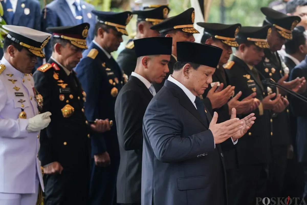 Presiden Prabowo Subianto memimpin upacara pemakaman Wakil Presiden ke-6 RI, Try Sutrisno, di Taman Makam Pahlawan Kalibata, Senin, Maret 2026. (Sumber: Poskota/Bilal Nugraha Ginanjar)