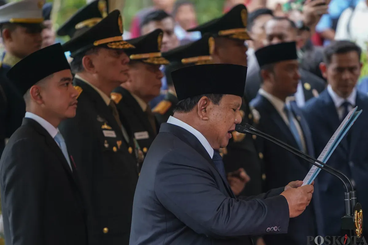 Presiden Prabowo Subianto memimpin upacara pemakaman Wakil Presiden ke-6 RI, Try Sutrisno, di Taman Makam Pahlawan Kalibata, Senin, Maret 2026. (Sumber: Poskota/Bilal Nugraha Ginanjar)