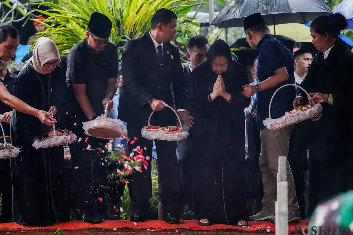 Presiden Prabowo Subianto memimpin upacara pemakaman Wakil Presiden ke-6 RI, Try Sutrisno, di Taman Makam Pahlawan Kalibata, Senin, Maret 2026. (Sumber: Poskota/Bilal Nugraha Ginanjar)