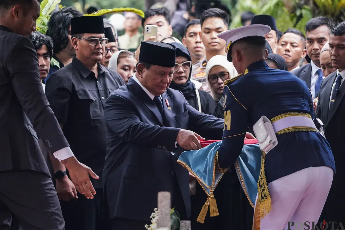 Presiden Prabowo Subianto memimpin upacara pemakaman Wakil Presiden ke-6 RI, Try Sutrisno, di Taman Makam Pahlawan Kalibata, Senin, Maret 2026. (Sumber: Poskota/Bilal Nugraha Ginanjar)