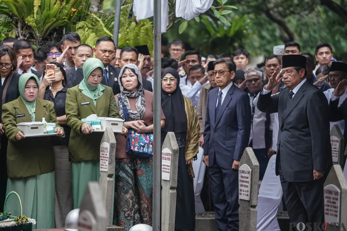 Presiden Prabowo Subianto memimpin upacara pemakaman Wakil Presiden ke-6 RI, Try Sutrisno, di Taman Makam Pahlawan Kalibata, Senin, Maret 2026. (Sumber: Poskota/Bilal Nugraha Ginanjar)