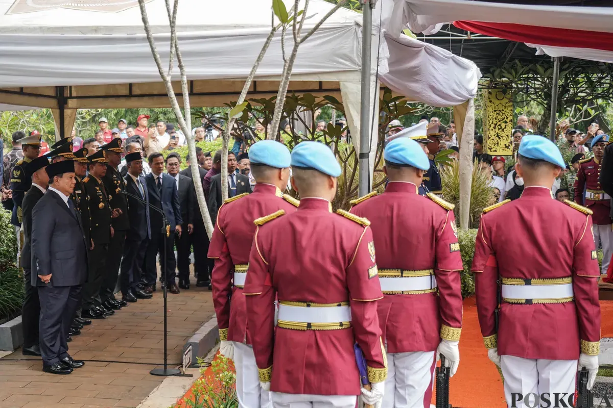 Presiden Prabowo Subianto memimpin upacara pemakaman Wakil Presiden ke-6 RI, Try Sutrisno, di Taman Makam Pahlawan Kalibata, Senin, Maret 2026. (Sumber: Poskota/Bilal Nugraha Ginanjar)