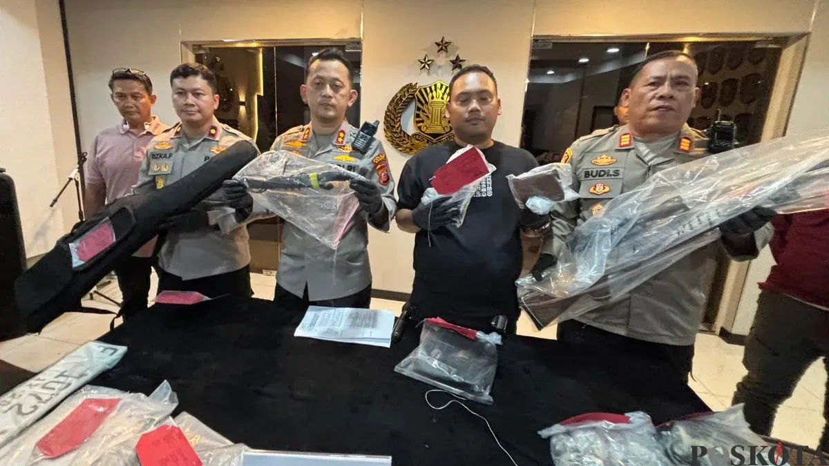 Polisi menunjukkan barang bukti pembunuhan pasutri asal Pakistan di Mapolres Bogor, Selasa, 3 Maret 2026. (Sumber: Poskota/Giffar Rivana)