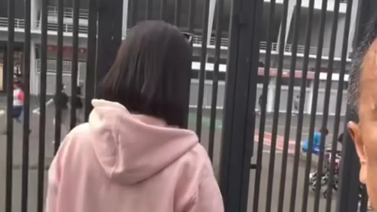 Sosok artis hoodie pink yang ada di video Hotman Paris jadi sorotan warganet. (Sumber: Instagram/@gosip_danu)