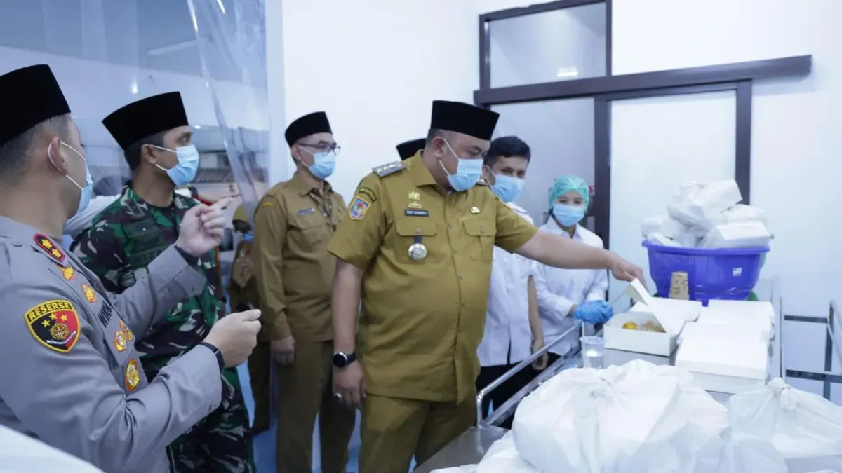 Bupati Bogor Rudy Susmanto saat meninjau SPPG Polres Bogor di Cibungbulang. (Sumber: Dok. Polres Bogor)