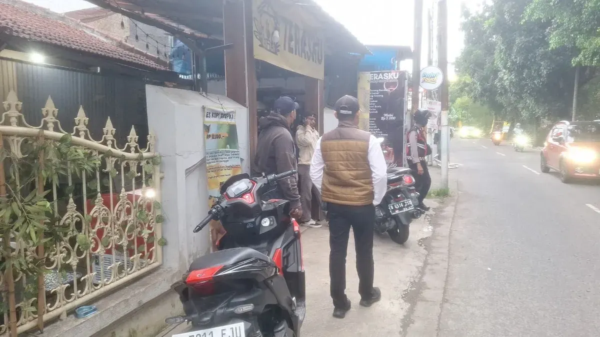 Kanit Reskrim Polsek Pancoran Mas bersama anggota Samapta mendatangi dua orang debt collector di Jalan Tanah Baru, Pancoran Mas, Kota Depok. (Sumber: Dok. Polsek Pancoran Mas)