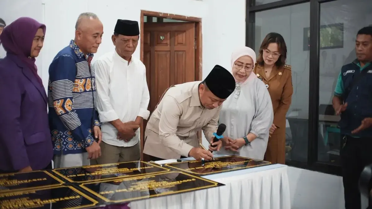 Wali Kota Depok, Supian Suri melakukan penandatangan peresmian prasasti untuk 15 posyandu di wilayah Kecamatan Sukmajaya. (Sumber: Dok. Diskominfo)