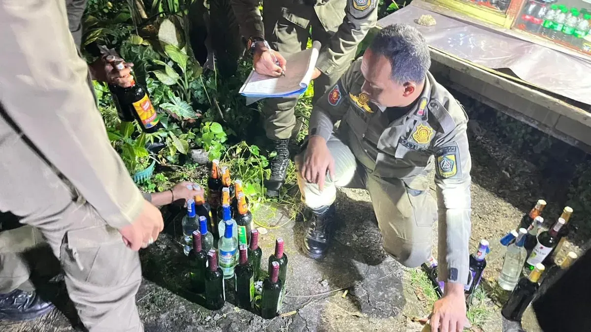 Petugas Satpol PP Kabupaten Bogor merazia warung kelontong yang jual miras di Kecamatan Sukaraja. (Sumber: Dok. Satpol PP)