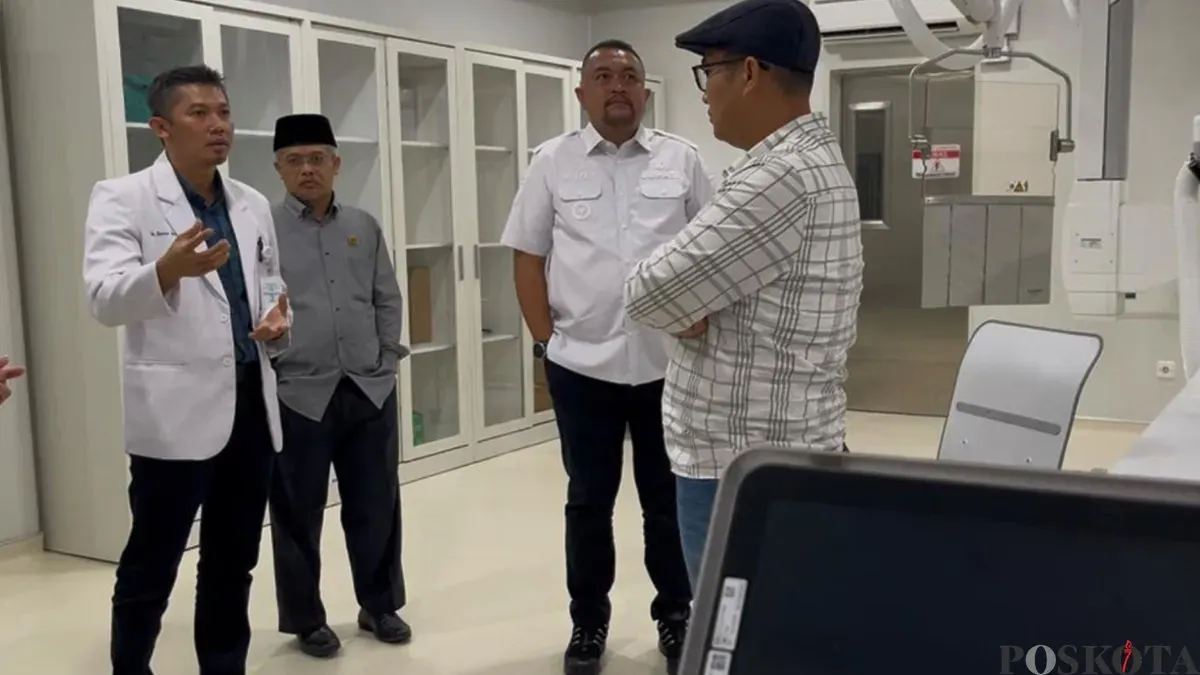 Bupati Bogor Rudy Susmanto saat meninjau pelayanan baru di RSUD Cibinong. (Sumber: Poskota/Giffar Rivana)