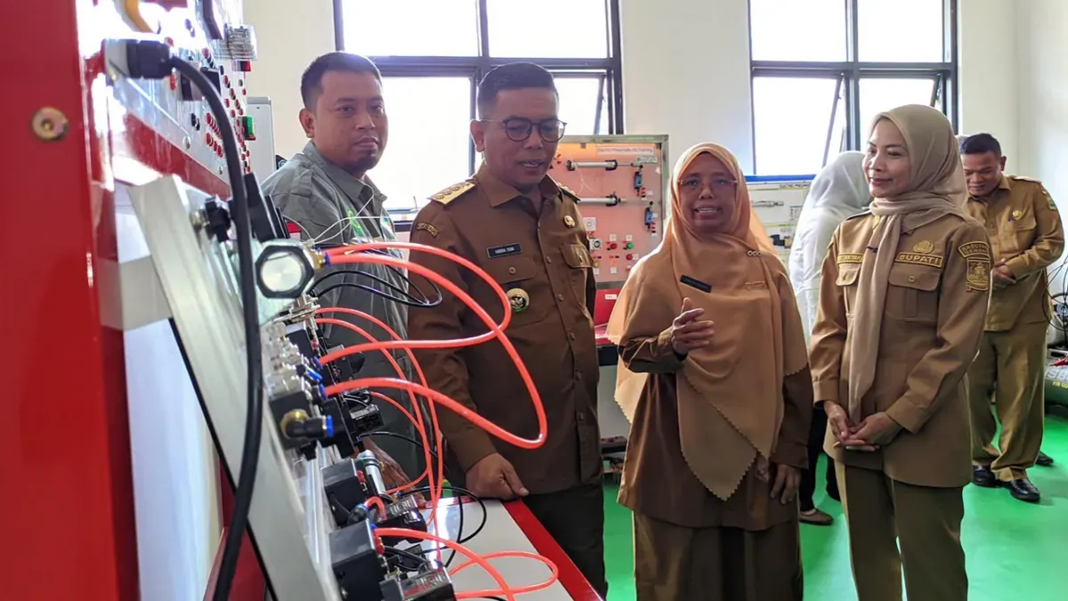 Potret Gubernur Serang, Andra Soni dan Bupati Serang Ratu Rachmatuzakiyah. (Sumber: Istimewa)