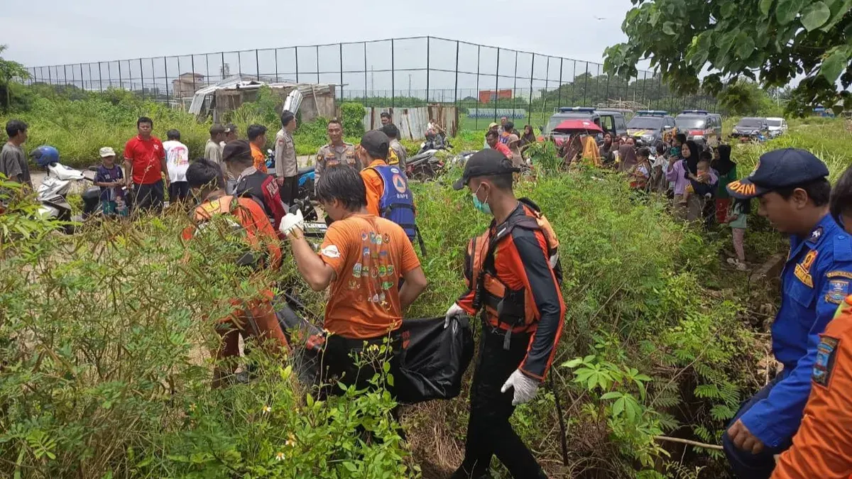 Proses evakuasi staf desa yang tewas tenggelam di danau Puspemkab Serang, Selasa, 3 Maret 2026. (Sumber: Dok. Polsek Ciruas)
