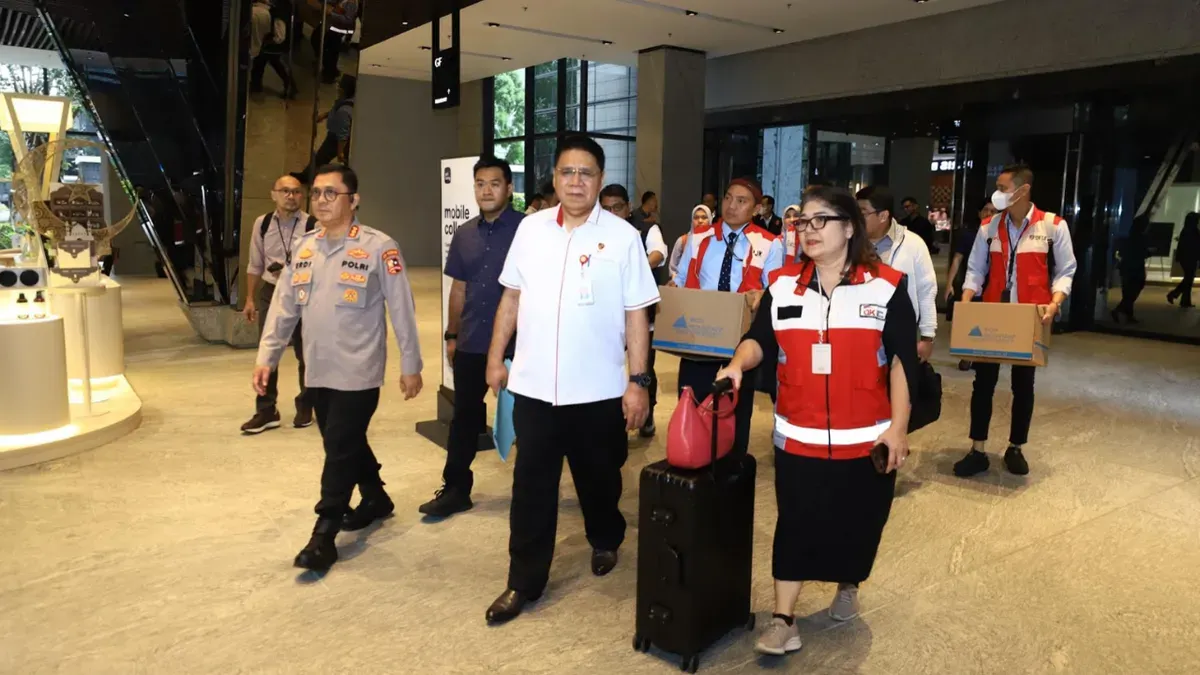 Penggeledahan kantor PT Mirae Asset Sekuritas oleh Otoritas Jasa Keuangan (OJK) bersama Bareskrim Polri. (Sumber: Bareskrim Polri)