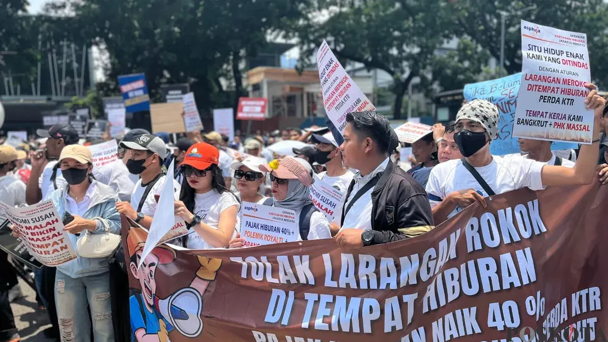 Ilustrasi pelaku usaha hingga pekerja pada industri hiburan yang melakukan protes terhadap Raperda KTR DKI Jakarta. (Sumber: Poskota/Pandi Ramedhan)