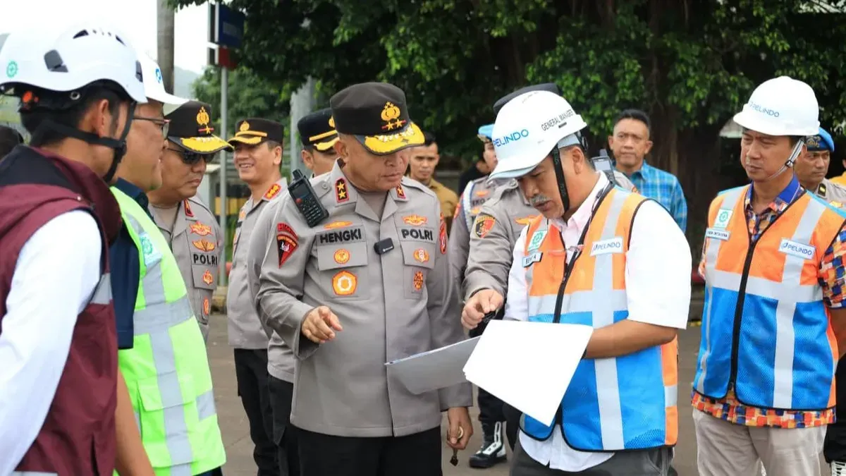 Kapolda Banten, Irjen Pol Hengki saat mendengar paparan dari GM Pelindo Ciwandan terkait persiapan angkutan lebaran. (Sumber: Dok. Bidhumas Polda Banten)