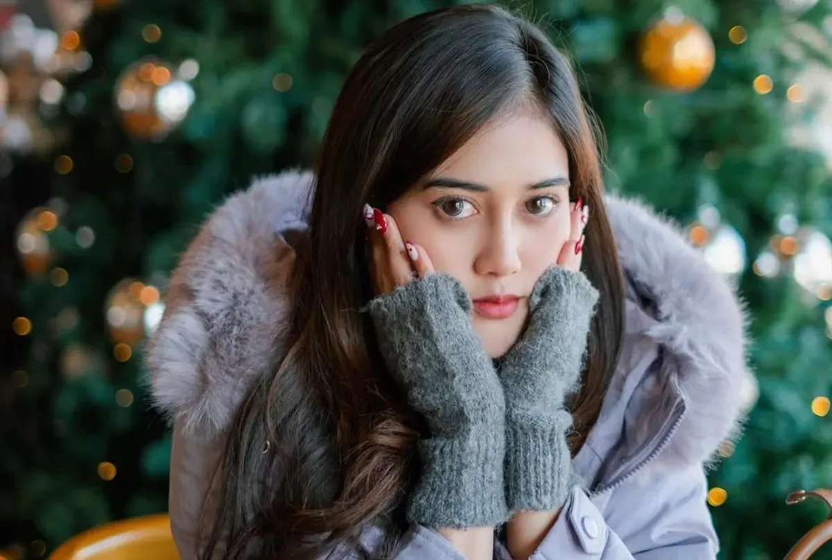 Selebgram Ruce Nuenda atau yang akrab disapa Mama Ebra tengah menjadi sorotan usai diduga tetap beraktivitas di luar rumah saat mengalami gejala penyakit campak. (Sumber: Instagram/@rucenueda)