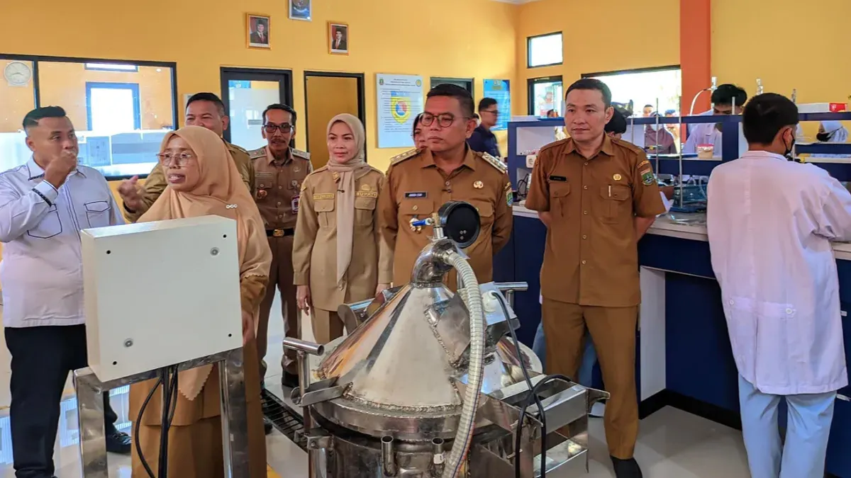 Ratu Zakiyah sapaan Ratu Rachmatuzakiyah mendampingi Gubernur Andra meninjau SMK Negeri 1 Anyer di Kecamatan Anyer. (Sumber: Istimewa)