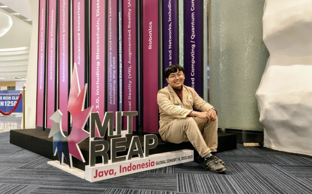 Mahasiswa Universitas Gadjah Mada menunjukkan inovasi AI “Aika”, sistem kecerdasan buatan yang dirancang membantu mahasiswa mengakses layanan kesehatan mental secara lebih mudah dan cepat. (Sumber: Dok/UGM)