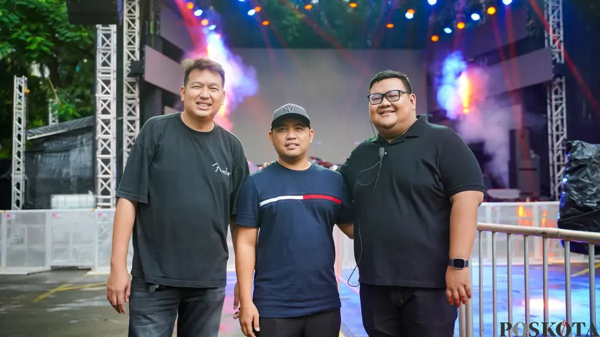 Tim penyelenggara berpose di depan panggung Ramadhan Jazz Festival ke-15 di pelataran Masjid Cut Meutia, Jakarta, Jumat (6/3/2026). (Sumber: Poskota/ Bilal Ginanjar Nugraha)