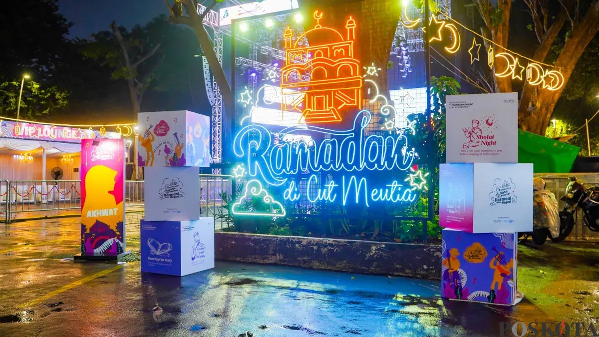 Instalasi dekorasi bertema Ramadan menghiasi area Ramadhan Jazz Festival di pelataran Masjid Cut Meutia, Jakarta, Jumat (6/3/2026). (Sumber: Poskota/Bilal Nugraha Ginanjar)