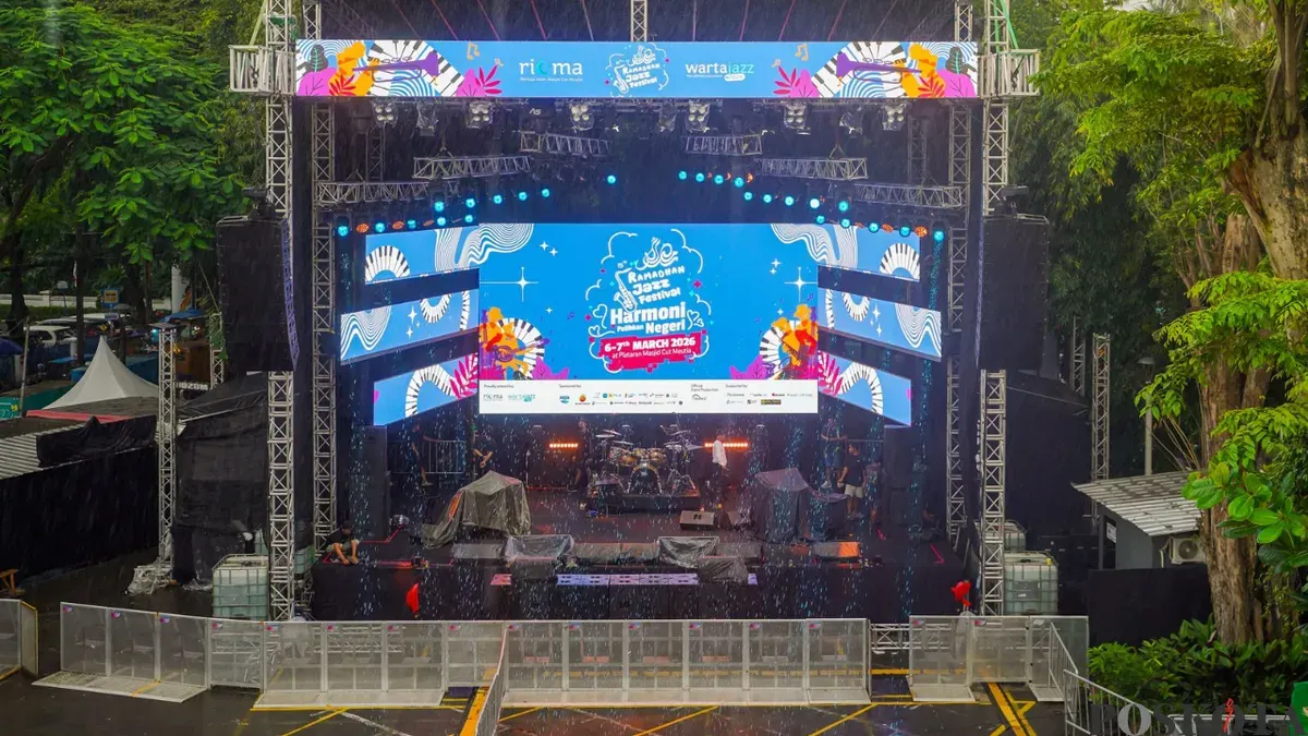 Tampilan panggung Ramadhan Jazz Festival ke-15 di pelataran Masjid Cut Meutia, Jakarta, Jumat (6/3/2026). (Sumber: Poskota/Bilal Nugraha Ginanjar)