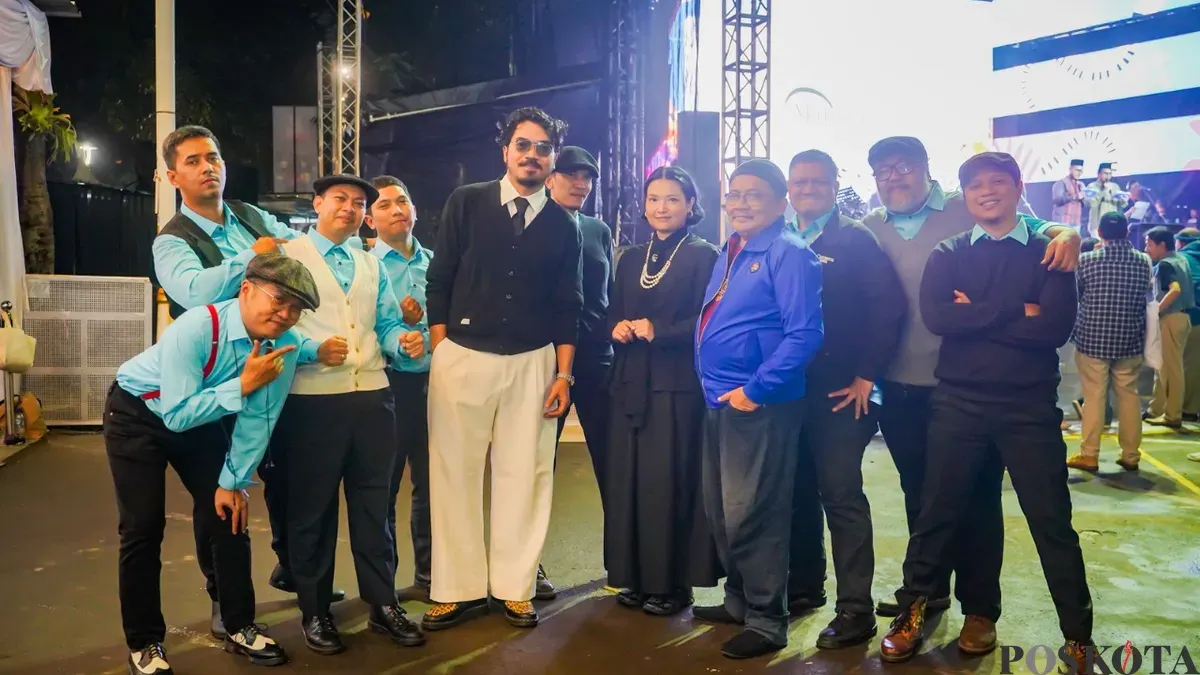 Sejumlah musisi dan penyelenggara berfoto bersama di area panggung Ramadhan Jazz Festival ke-15 di pelataran Masjid Cut Meutia, Jakarta, Jumat (6/3/2026). (Sumber: Poskota/Bilal Nugraha Ginanjar)