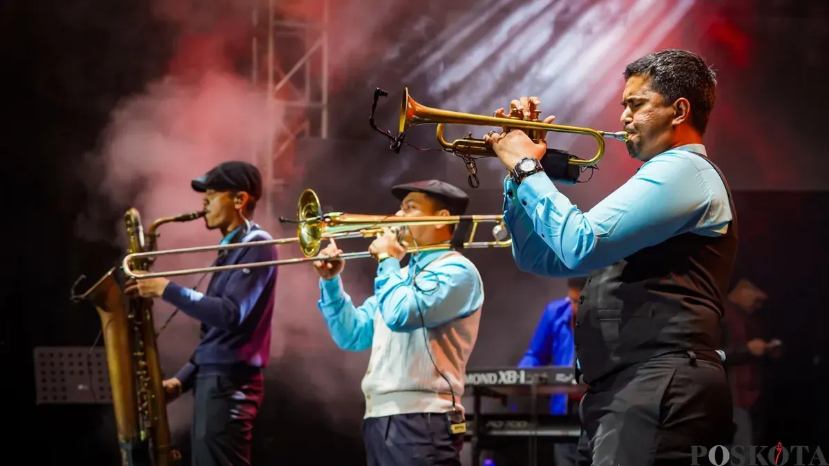 Sejumlah musisi memainkan alat musik tiup saat tampil di Ramadhan Jazz Festival ke-15 di pelataran Masjid Cut Meutia, Jakarta, Jumat (6/3/2026). (Sumber: Poskota/Bilal Nugraha Ginanjar)