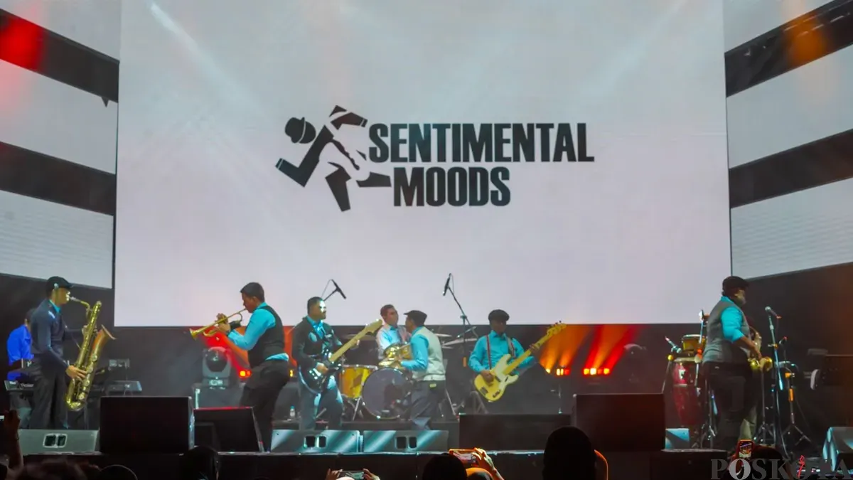 Grup musik tampil menghibur pengunjung pada Ramadhan Jazz Festival ke-15 di pelataran Masjid Cut Meutia, Jakarta, Jumat (6/3/2026). (Sumber: Poskota/Bilal Nugraha Ginanjar)