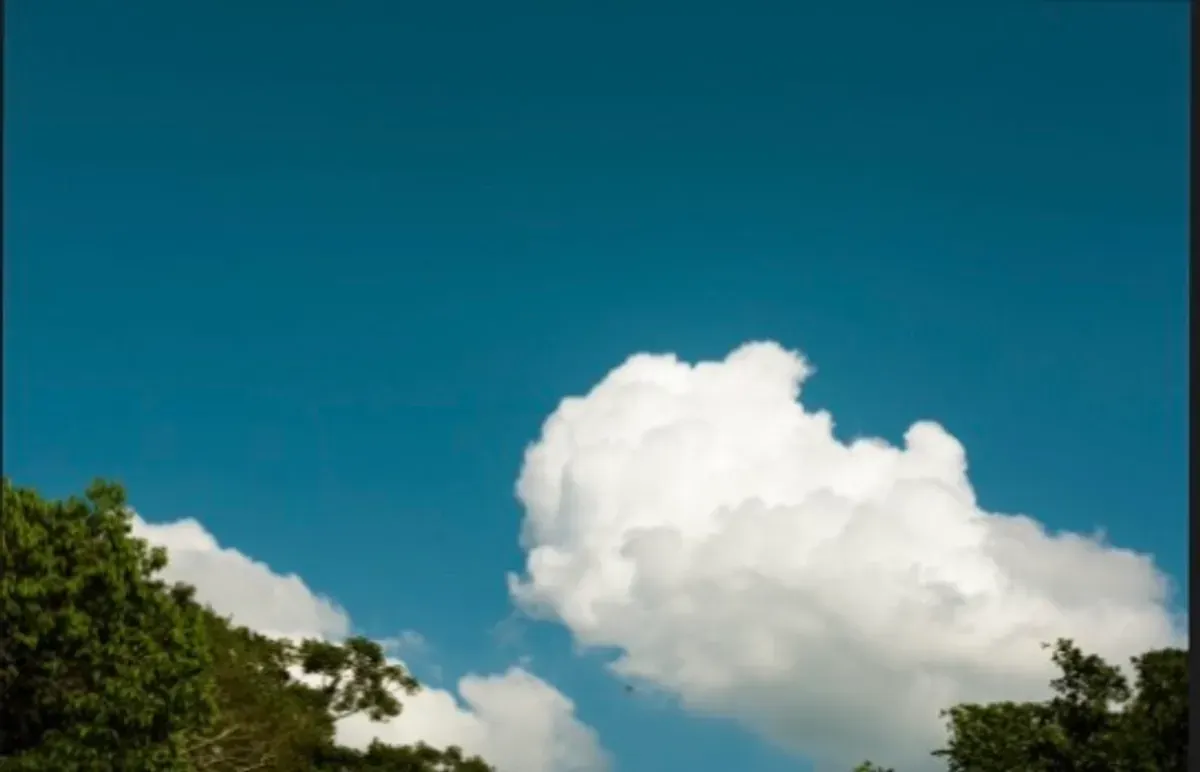 Prakiraan cuaca di DKI Jakarta dan sekitarnya pada Senin, 9 Maret 2026. (Sumber: Freepik/RawPixels.com)