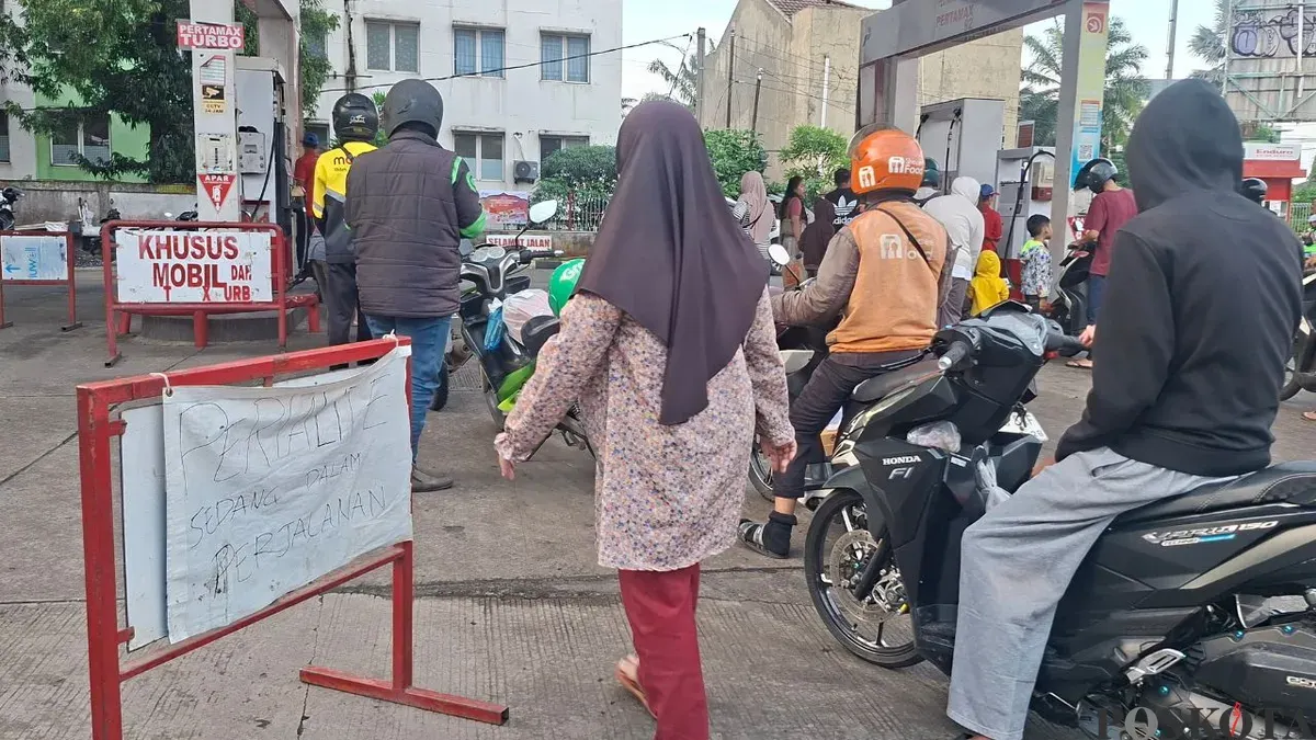 Antrian pembeli terjadi di SPBU 34.16414 Pasar Pucung Cilodong. (Sumber: Poskota/Angga Pahlevi)