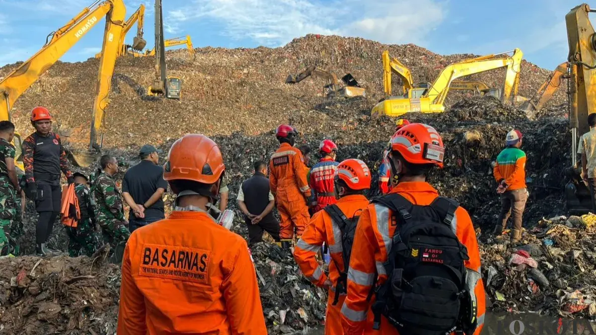 Longsor terjadi di Tempat Pengolahan Sampah Terpadu (TPST) Bantar Gebang, Desa Ciketing Udik, Kecamatan Bantar Gebang, Kota Bekasi, Jawa Barat, pada Minggu, 8 Maret 2026. (Sumber: Poskota/Ali Mansur)