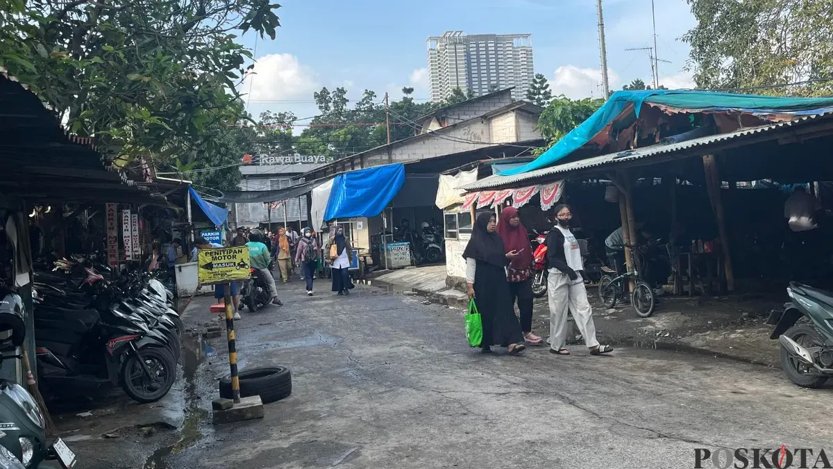 Kondisi ruas jalan menuju Stasiun Rawa Buaya, Cengkareng, Jakarta Barat, terpantau sudah surut dari banjir, Senin, 9 Maret 2026. (Sumber: Poskota/Pandi Ramedhan)