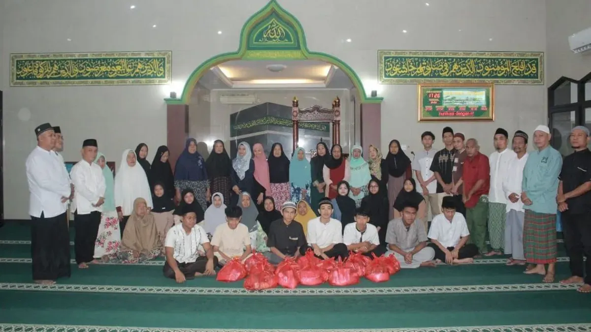 Potret santunan anak yatim dan dhuafa di Masjid Al Muawwanah Jagakarsa. (Sumber: Istimewa)