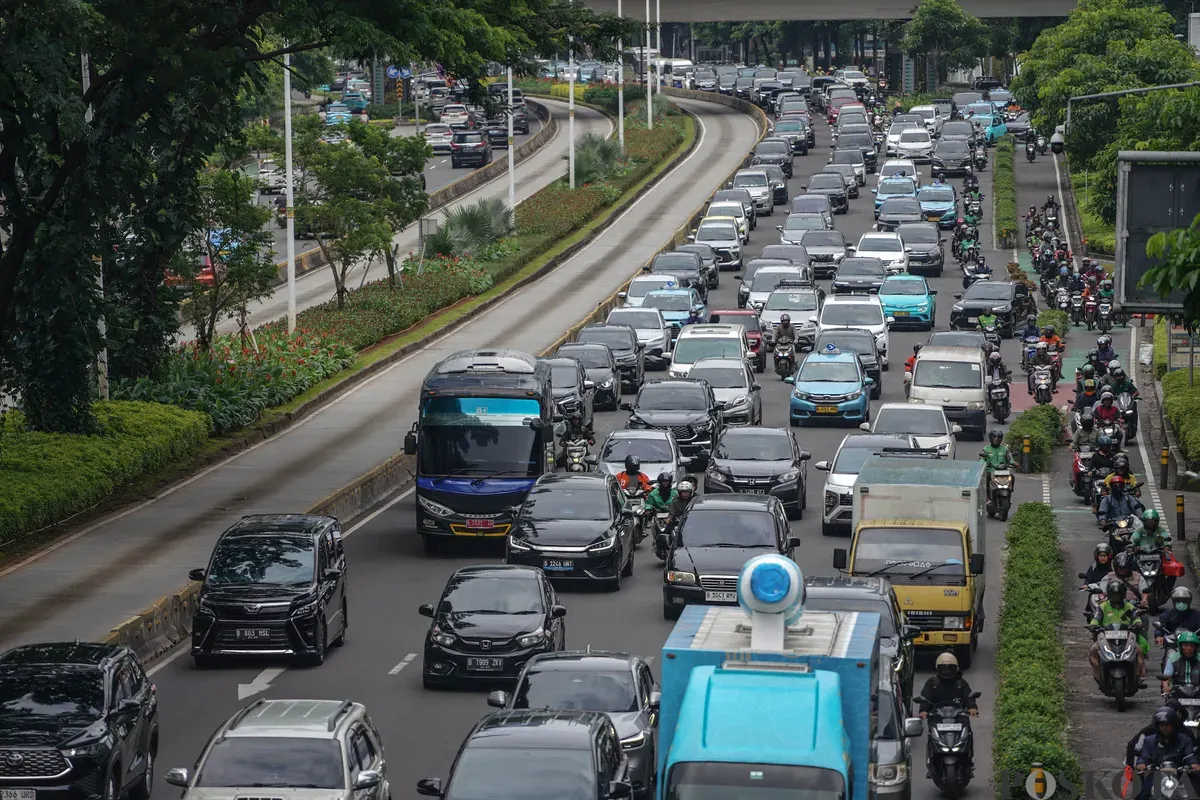 Sejumlah pengendara terjebak kemacetan saat jam pulang kerja pada bulan Ramadan di Jalan Jendral Sudirman, Jakarta Selatan, Selasa, 3 Maret 2026. (Sumber: Poskota/Bilal Nugraha Ginanjar)