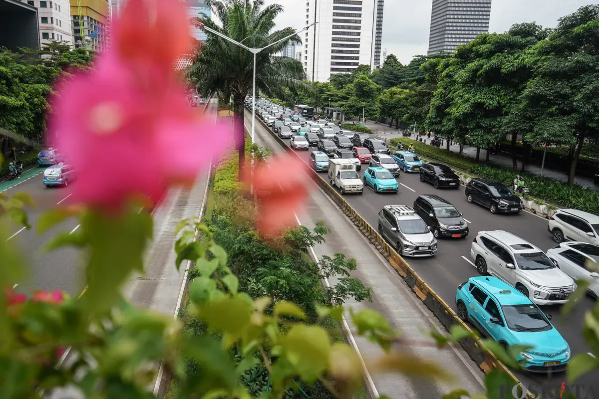 Sejumlah pengendara terjebak kemacetan saat jam pulang kerja pada bulan Ramadan di Jalan Jendral Sudirman, Jakarta Selatan, Selasa, 3 Maret 2026. (Sumber: Poskota/Bilal Nugraha Ginanjar)