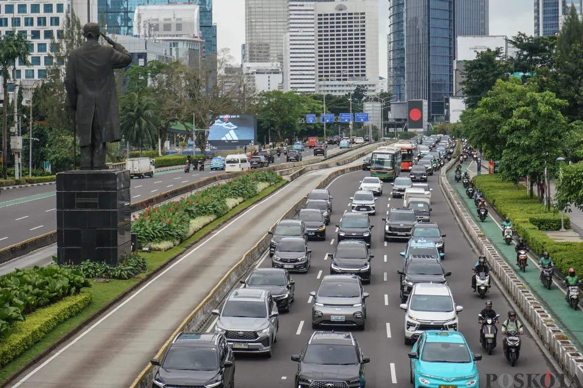 Sejumlah pengendara terjebak kemacetan saat jam pulang kerja pada bulan Ramadan di Jalan Jendral Sudirman, Jakarta Selatan, Selasa, 3 Maret 2026. (Sumber: Poskota/Bilal Nugraha Ginanjar)