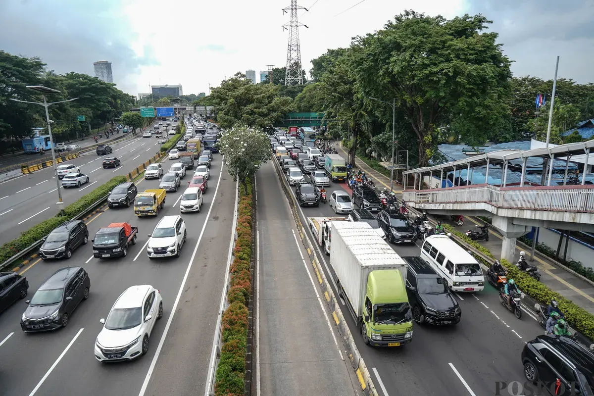 Sejumlah pengendara terjebak kemacetan saat jam pulang kerja pada bulan Ramadan di Jalan Jendral Sudirman, Jakarta Selatan, Selasa, 3 Maret 2026. (Sumber: Poskota/Bilal Nugraha Ginanjar)