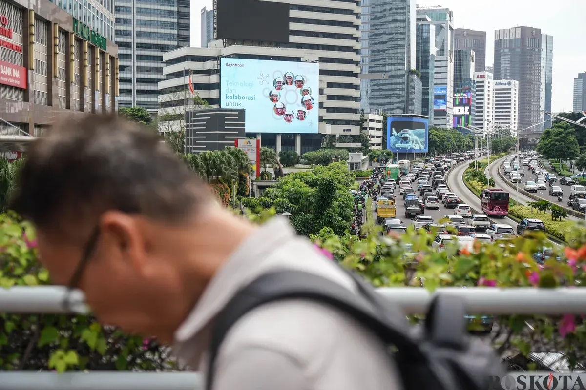 Sejumlah pengendara terjebak kemacetan saat jam pulang kerja pada bulan Ramadan di Jalan Jendral Sudirman, Jakarta Selatan, Selasa, 3 Maret 2026. (Sumber: Poskota/Bilal Nugraha Ginanjar)