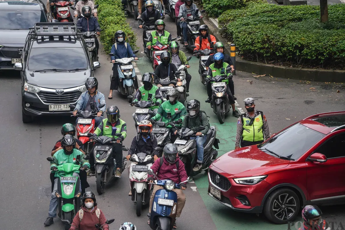 Sejumlah pengendara terjebak kemacetan saat jam pulang kerja pada bulan Ramadan di Jalan Jendral Sudirman, Jakarta Selatan, Selasa, 3 Maret 2026. (Sumber: Poskota/Bilal Nugraha Ginanjar)