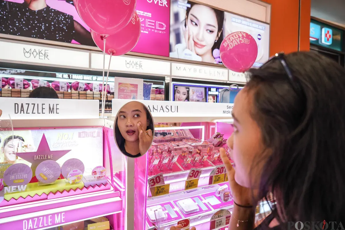 Pengunjung memilih kosmetik di salah satu toko kecantikan, Jakarta, Jumat, 6 Maret 2026. BPOM (Badan Pengawasan Obat dan Makanan) memprediksikan nilai industri kosmetik mencapai Rp158 triliun pada 2026. (Sumber: Poskota/Bilal Nugraha Ginanjar)