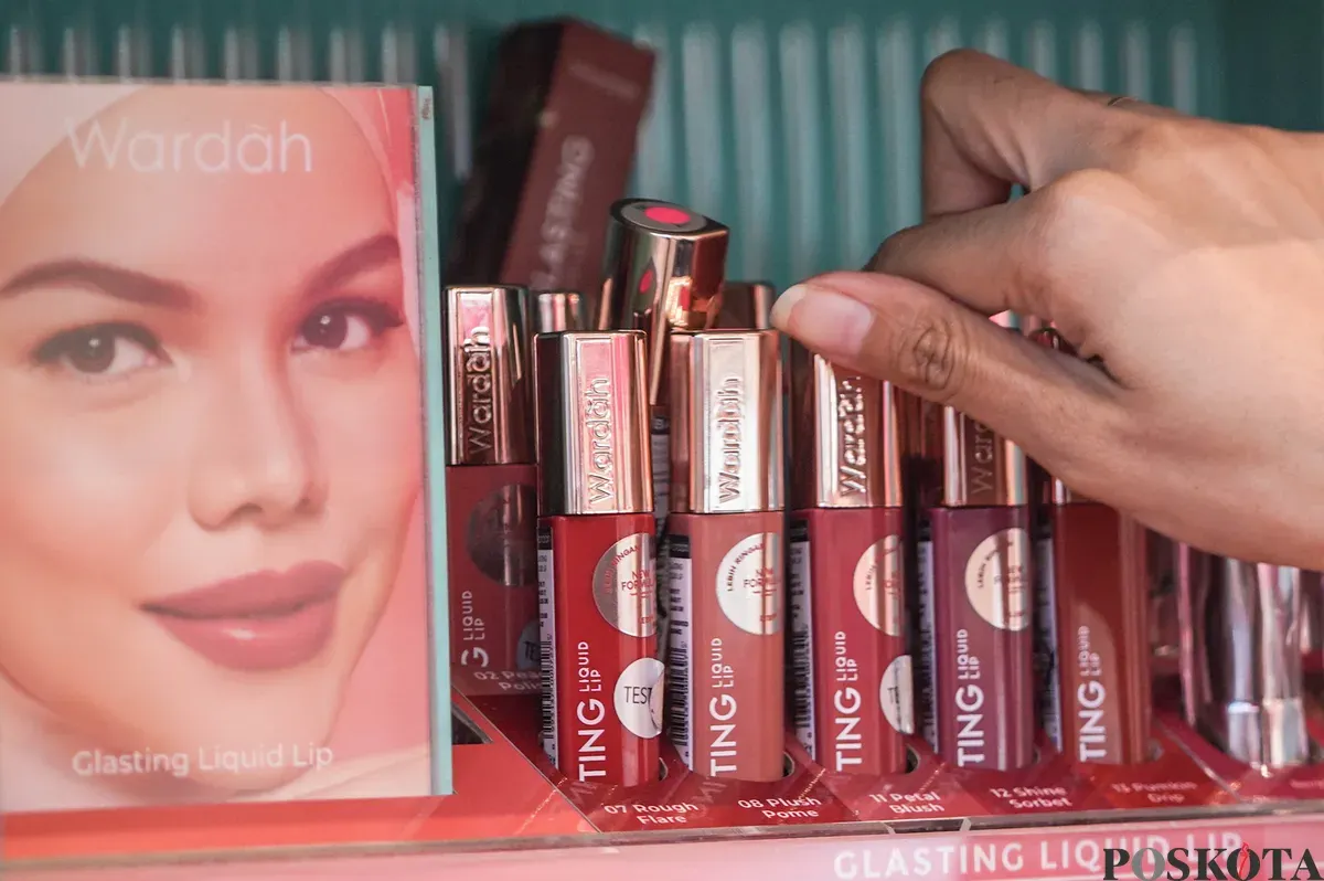 Pengunjung memilih kosmetik di salah satu toko kecantikan, Jakarta, Jumat, 6 Maret 2026. BPOM (Badan Pengawasan Obat dan Makanan) memprediksikan nilai industri kosmetik mencapai Rp158 triliun pada 2026. (Sumber: Poskota/Bilal Nugraha Ginanjar)