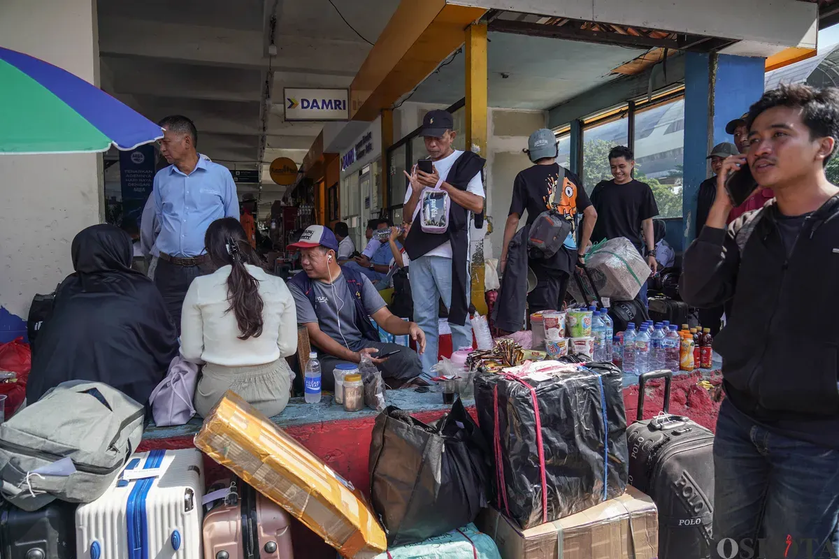 Sejumlah calon penumpang bersiap menaiki bus Antar Kota Antar Provinsi (AKAP) di Terminal Kampung Rambutan, Jakarta Timur, Selasa, 10 Maret 2026. (Sumber: Poskota/Bilal Nugraha Ginanjar)