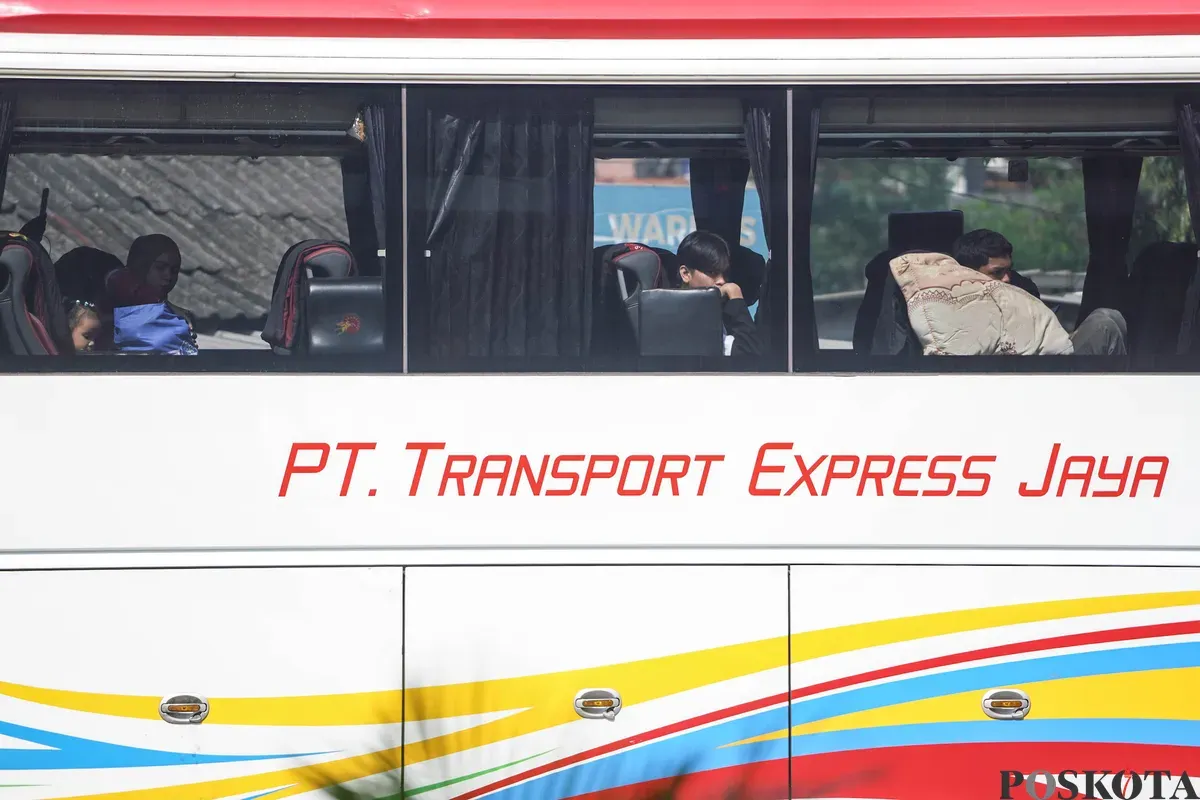 Sejumlah calon penumpang bersiap menaiki bus Antar Kota Antar Provinsi (AKAP) di Terminal Kampung Rambutan, Jakarta Timur, Selasa, 10 Maret 2026. (Sumber: Poskota/Bilal Nugraha Ginanjar)