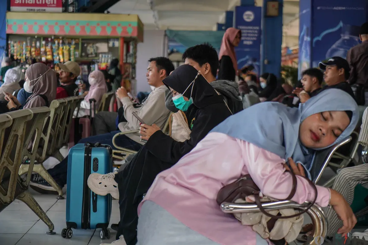 Sejumlah calon penumpang bersiap menaiki bus Antar Kota Antar Provinsi (AKAP) di Terminal Kampung Rambutan, Jakarta Timur, Selasa, 10 Maret 2026. (Sumber: Poskota/Bilal Nugraha Ginanjar)